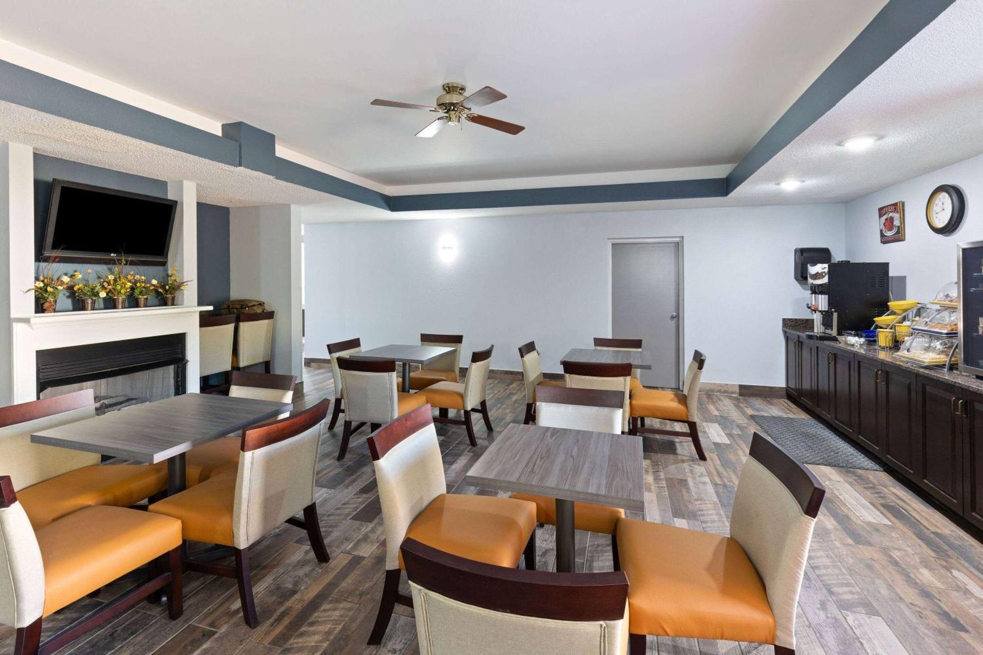 Baymont By Wyndham Creedmoor Hotel ภายนอก รูปภาพ